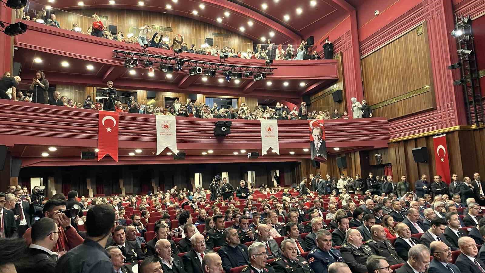 23 Nisan coşkusu salona sığmadı
