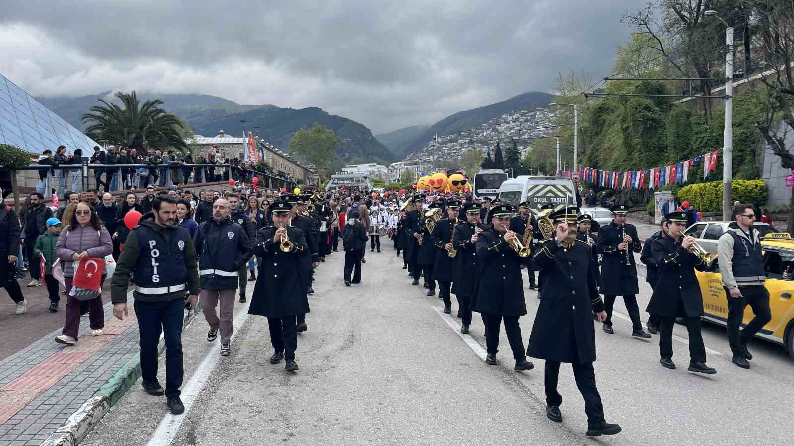 23 Nisan korteji renkli görüntülere sahne oldu
