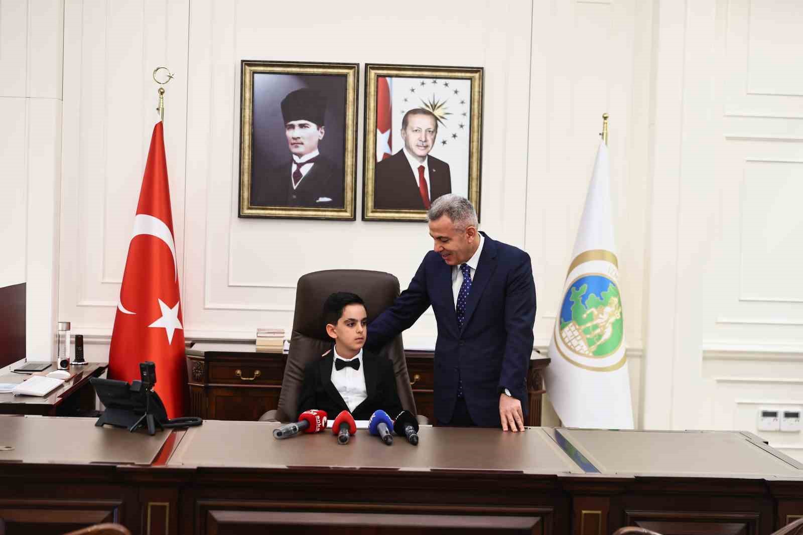 23 Nisan kutlamalarında İzmir Valiliği makamına ilkokul öğrencisi oturdu
