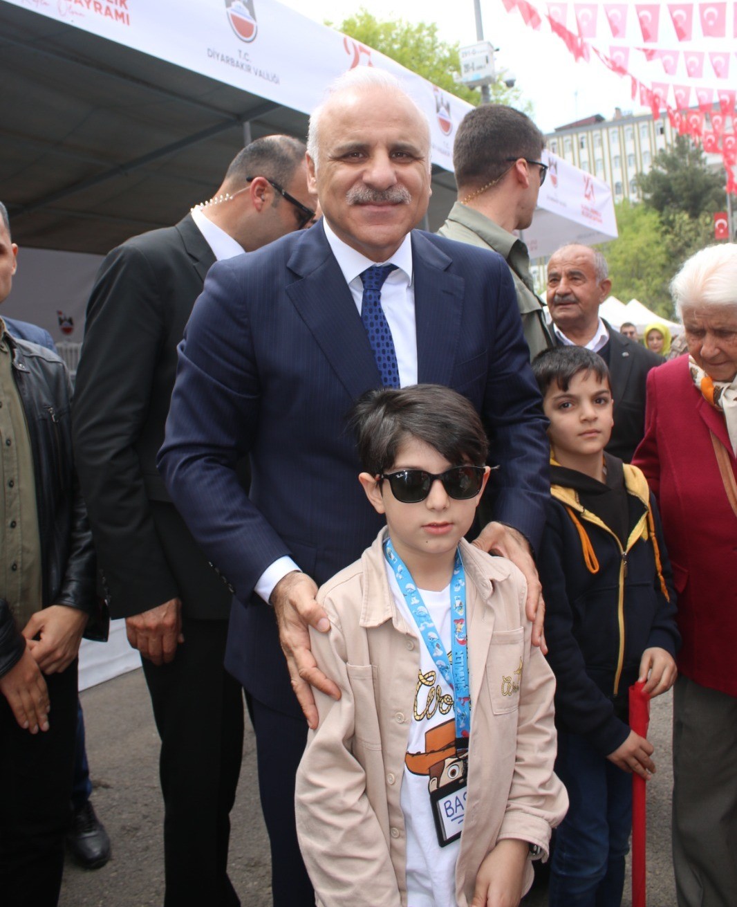 23 Nisan kutlamalarının en renkli ismi: Fotoğraf makinesini aldı, 6 yaşındaki "gazeteci" oldu
