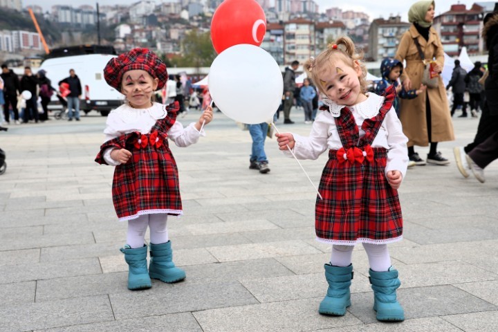 23 Nisan’da çocuklar kırmızı beyaz renklerle sahne aldı
