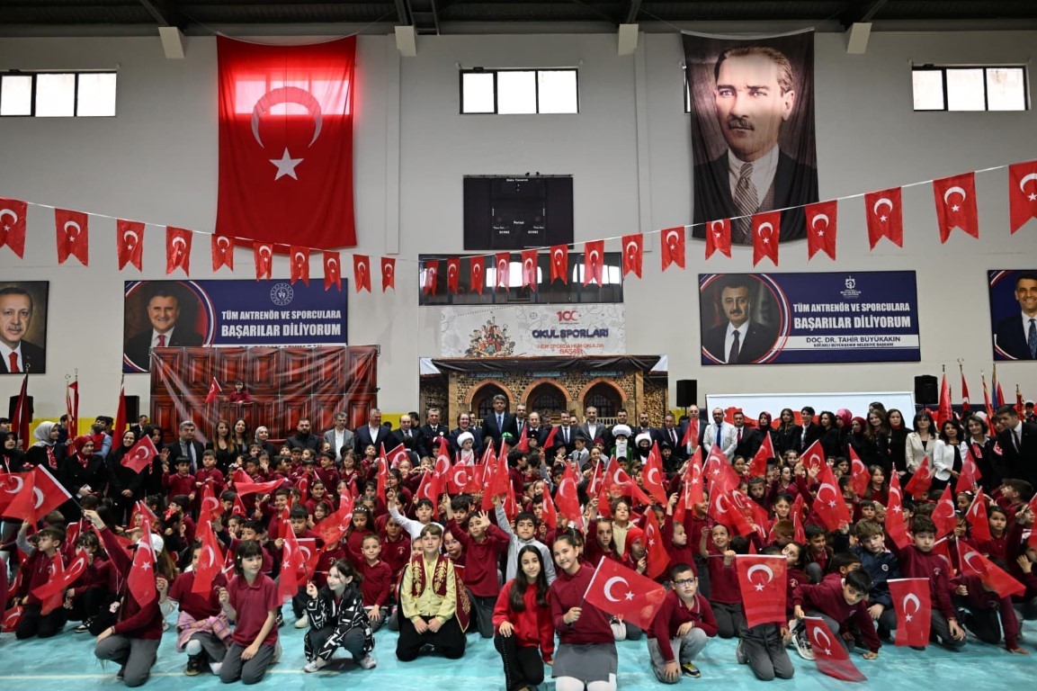 23 Nisan’da çocuklar kırmızı beyaz renklerle sahne aldı
