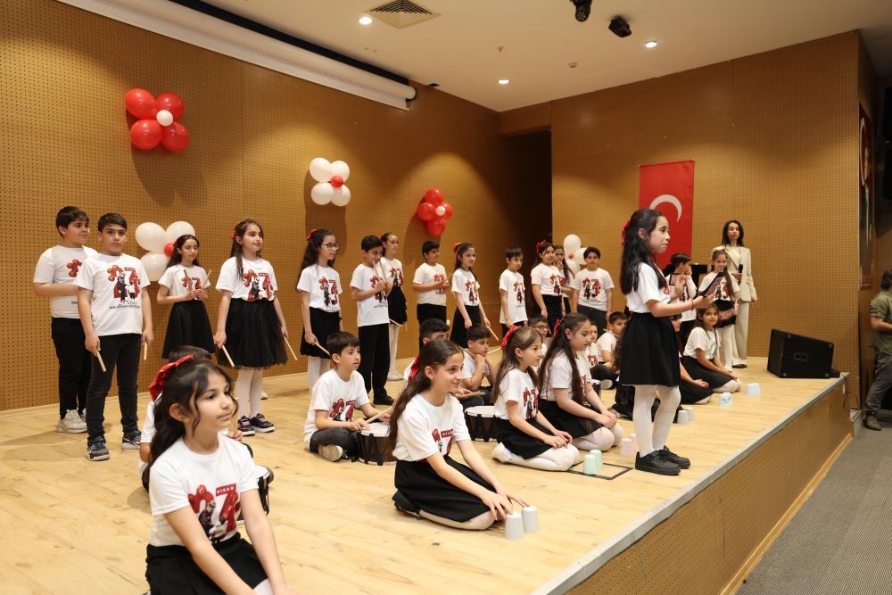23 Nisan’da çocuklar kırmızı beyaz renklerle sahne aldı
