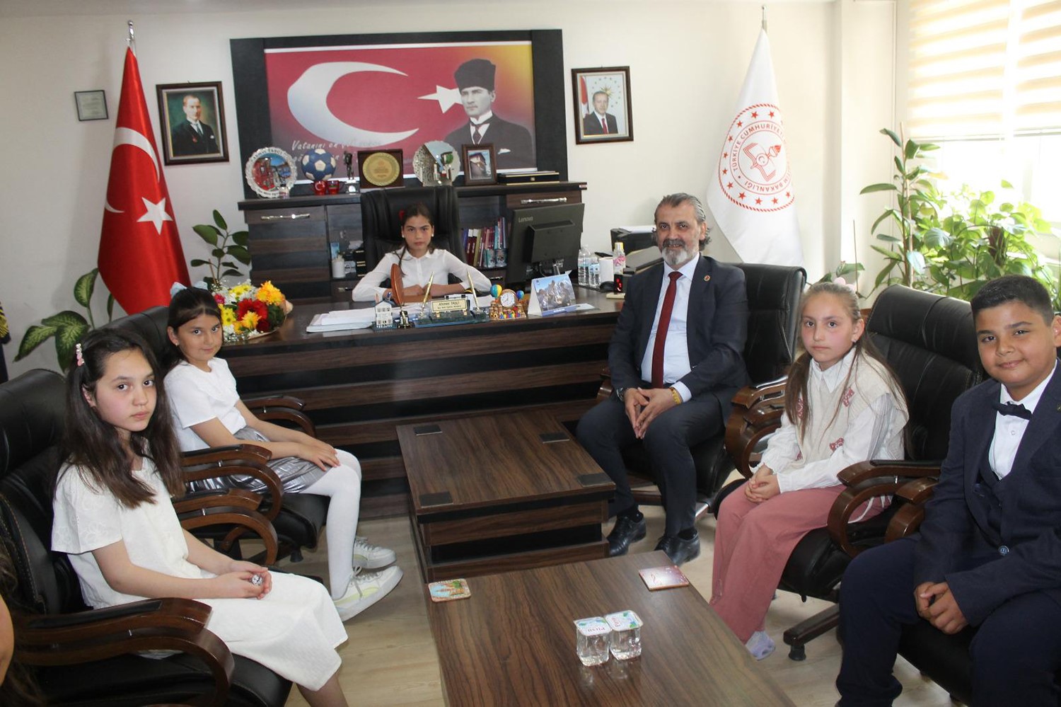 23 Nisan’da çocuklar protokol koltuklarına oturdu
