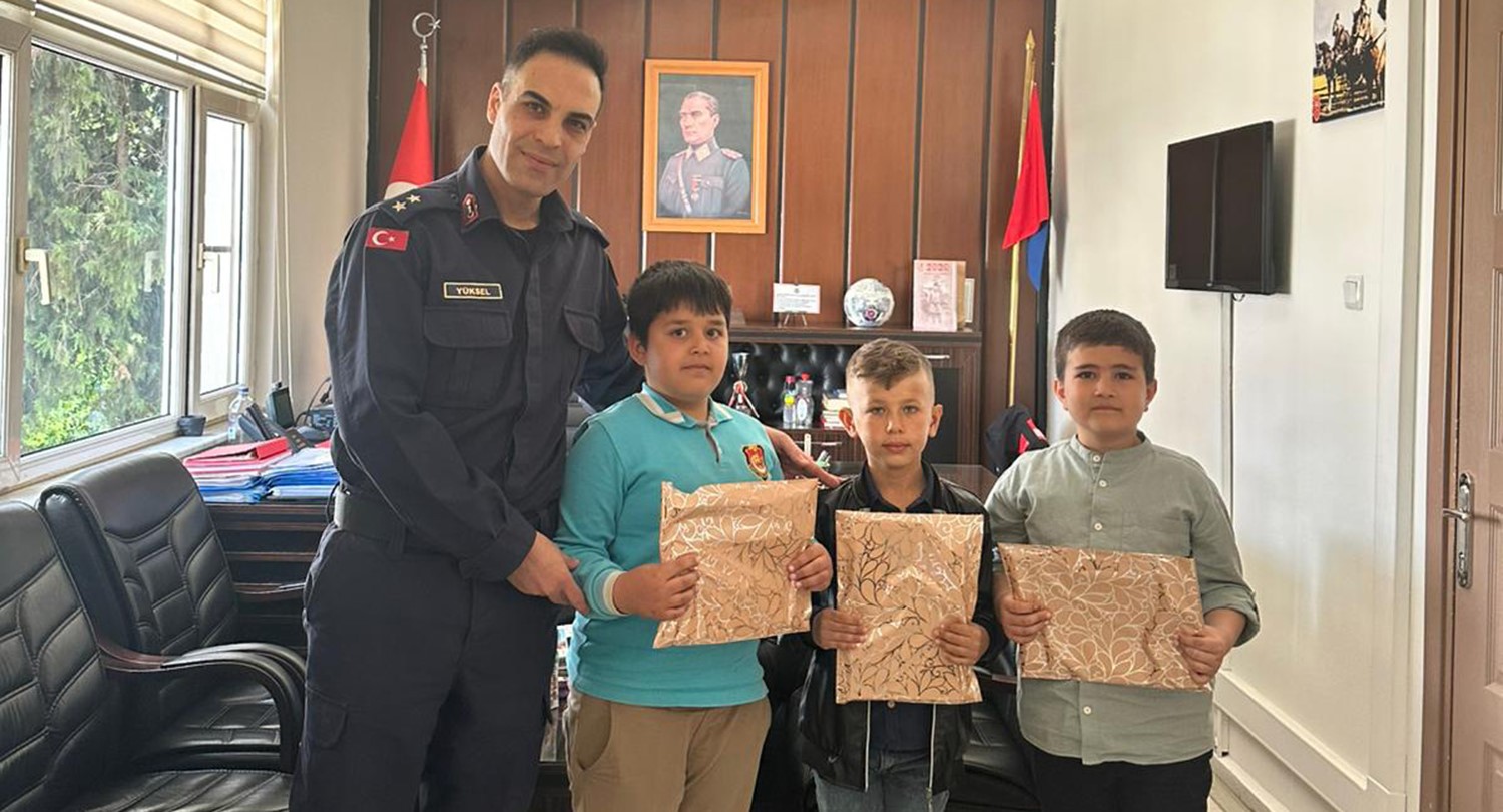 23 Nisan’da çocuklar protokol koltuklarına oturdu
