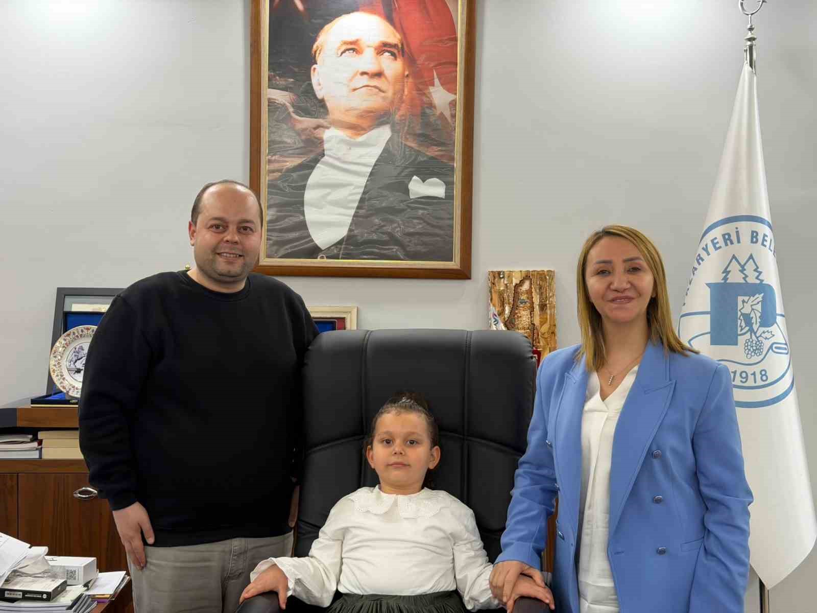 23 Nisan’da makam çocuklara devredildi
