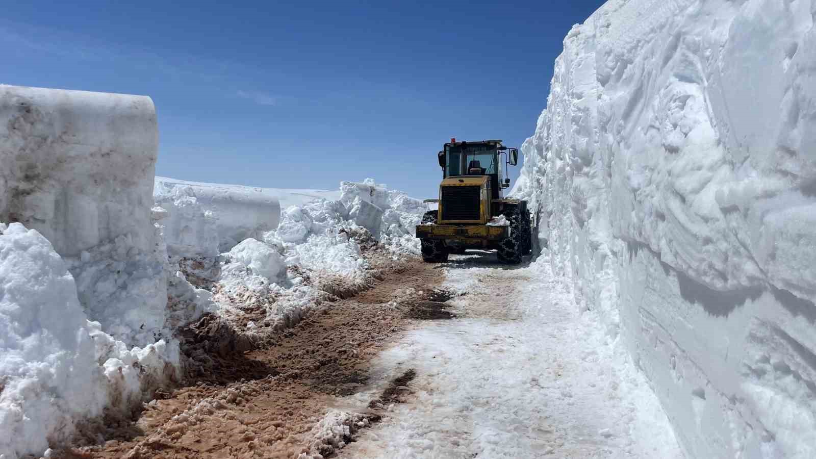 2443 rakımda kar mesaisi
