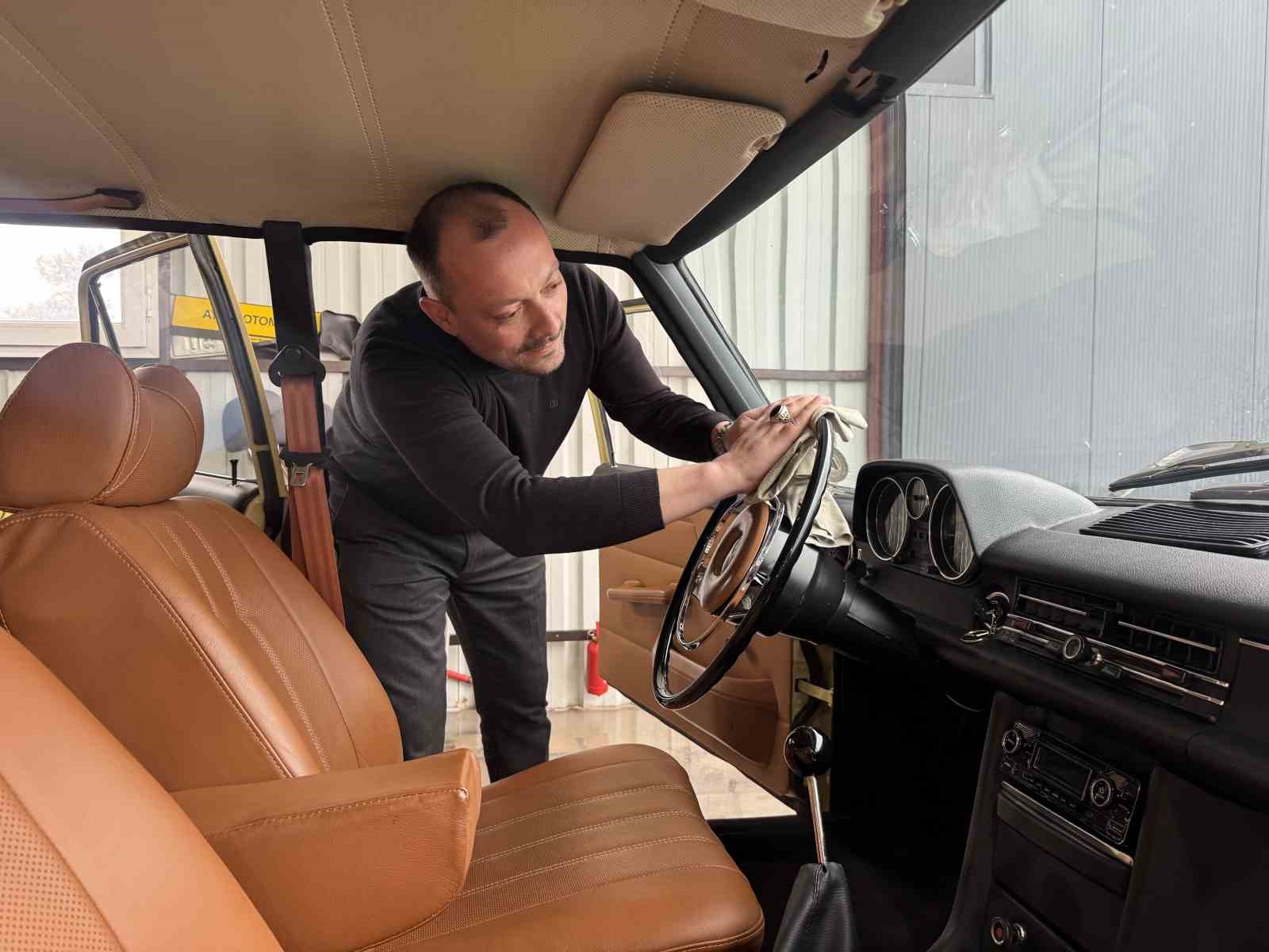 25 bin liraya aldı, 1 milyon lira harcadı: Ordulu klasik tutkunu yarım asırlık aracı fabrikadan çıktığı ilk günkü haline döndürdü
