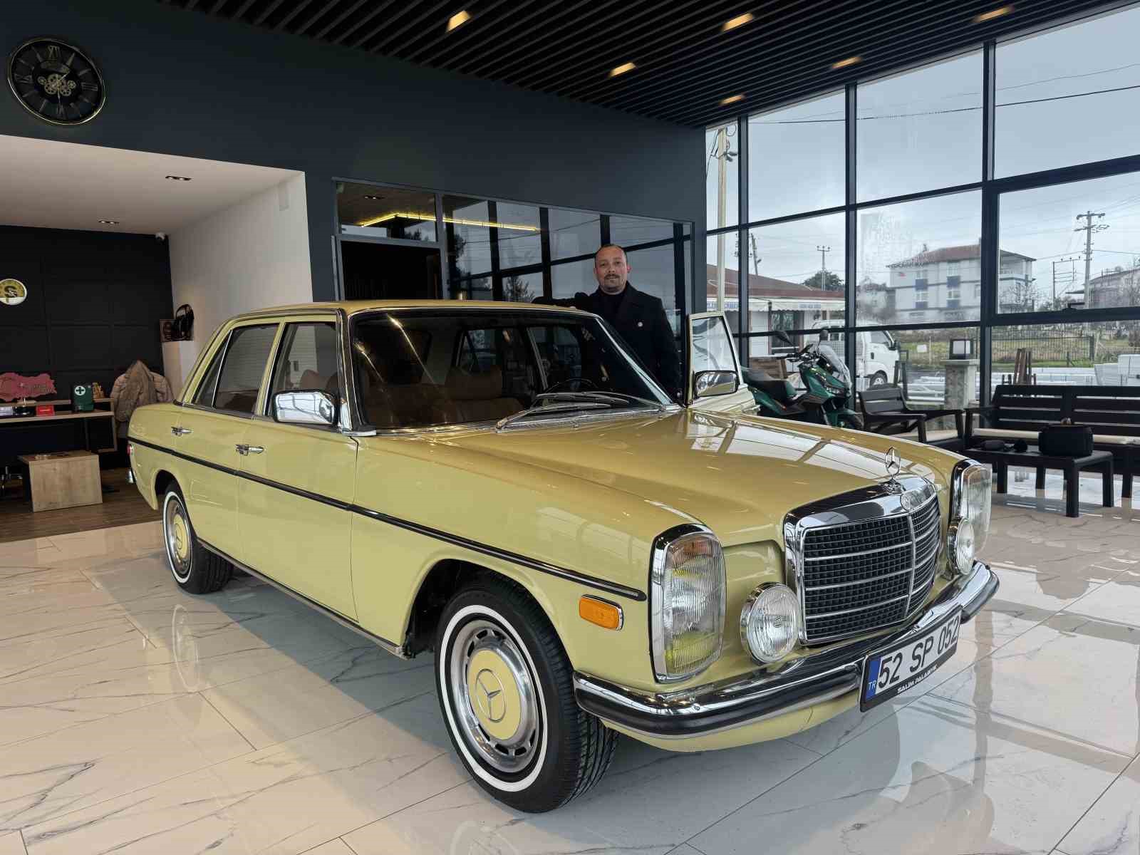 25 bin liraya aldı, 1 milyon lira harcadı: Ordulu klasik tutkunu yarım asırlık aracı fabrikadan çıktığı ilk günkü haline döndürdü
