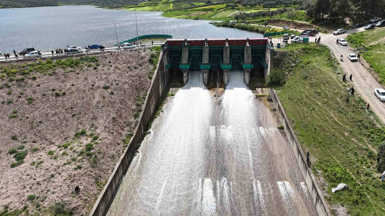 25 yıl sonra gerçekleşen tarihi anlara tanıklık etmek isteyen vatandaşlar, baraj kapaklarının açıldığı anları meraklı gözlerle izledi
