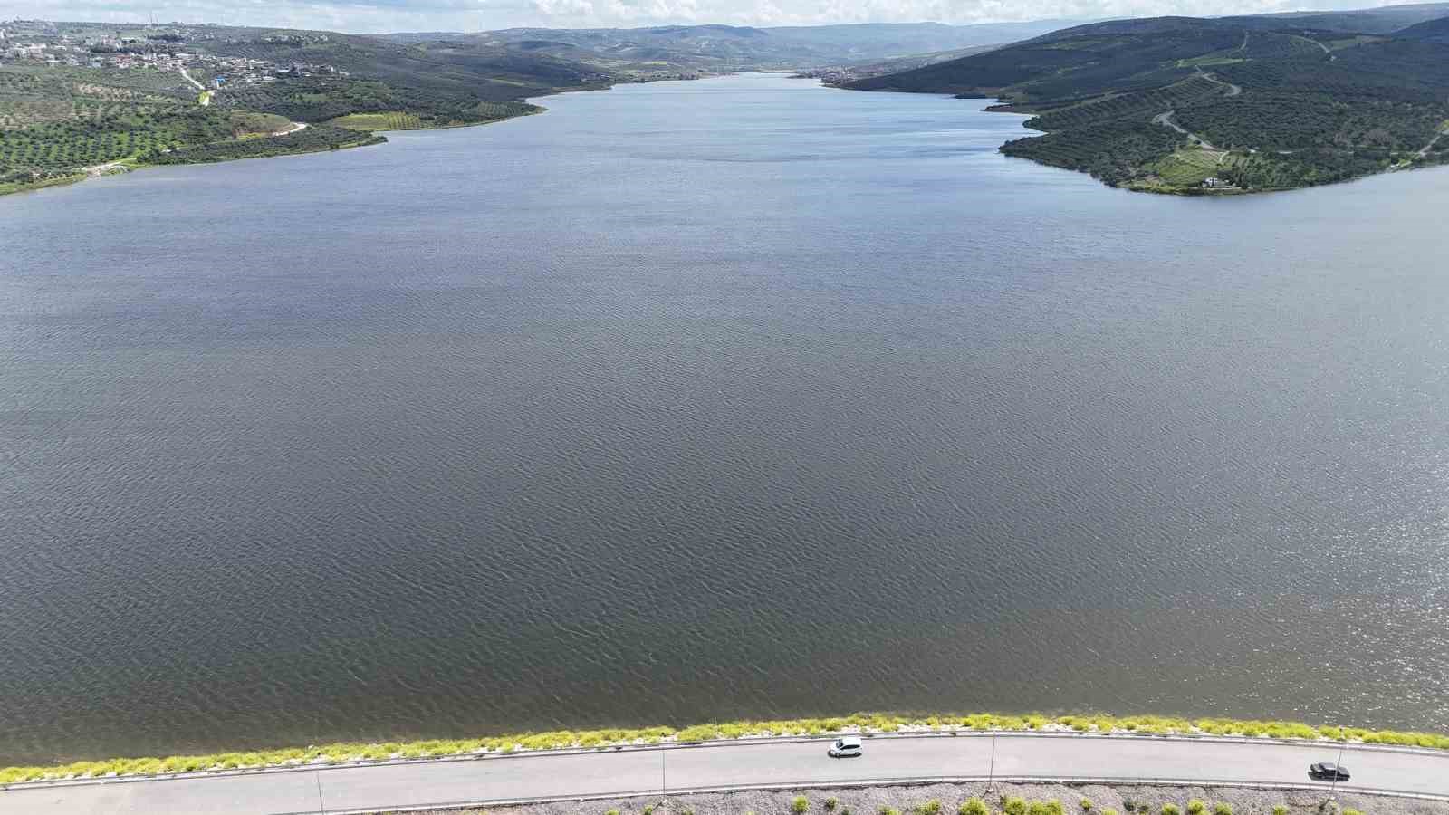 25 yıl sonra gerçekleşen tarihi anlara tanıklık etmek isteyen vatandaşlar, baraj kapaklarının açıldığı anları meraklı gözlerle izledi
