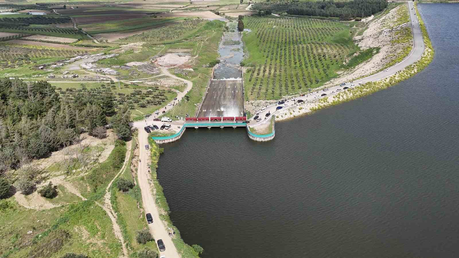 25 yıl sonra gerçekleşen tarihi anlara tanıklık etmek isteyen vatandaşlar, baraj kapaklarının açıldığı anları meraklı gözlerle izledi
