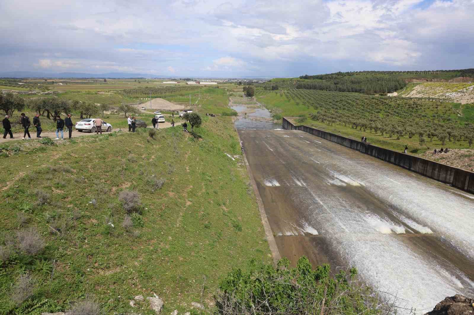 25 yıl sonra gerçekleşen tarihi anlara tanıklık etmek isteyen vatandaşlar, baraj kapaklarının açıldığı anları meraklı gözlerle izledi
