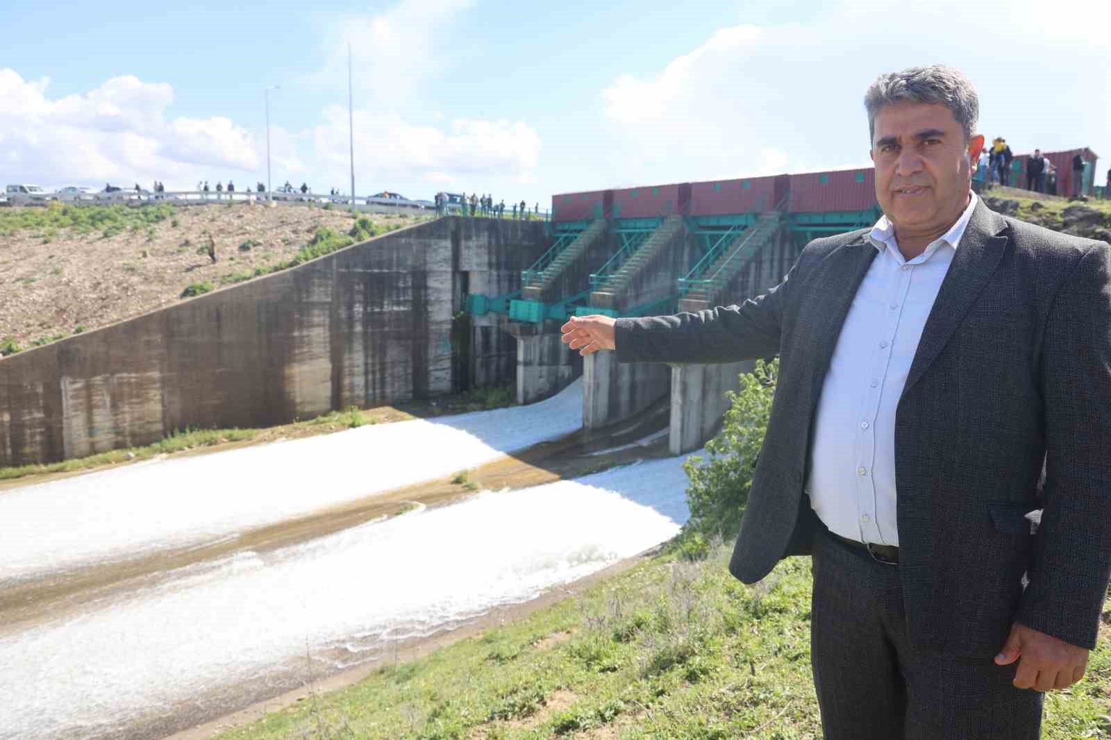 25 yıl sonra gerçekleşen tarihi anlara tanıklık etmek isteyen vatandaşlar, baraj kapaklarının açıldığı anları meraklı gözlerle izledi
