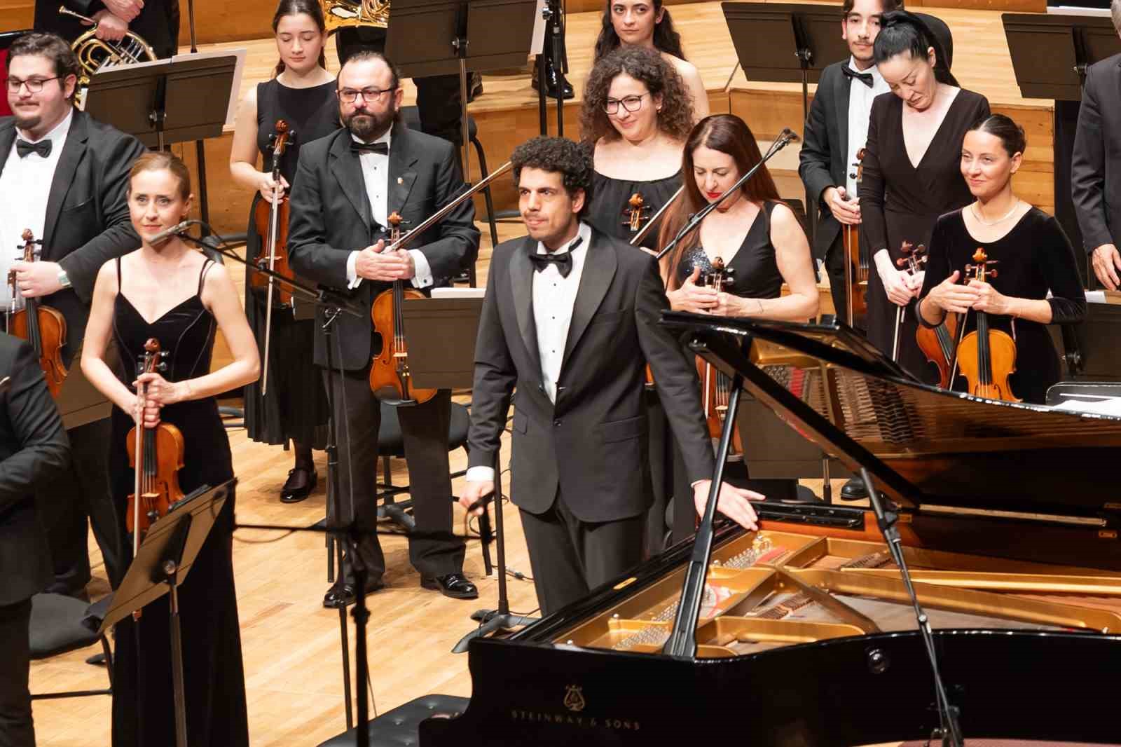 25. yıla notalarla görkemli kutlama
