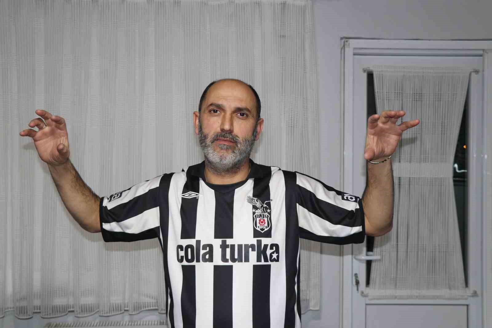 25 yıldır Beşiktaş’ın her maçını tek tek not ediyor
25 yıldır Beşiktaş’ın her maçını tek tek not ediyor