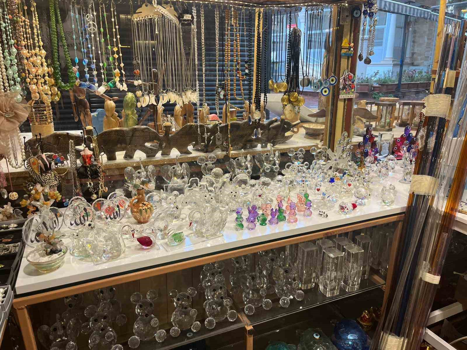 25 yıldır camlara üfleyerek şekil veriyor
