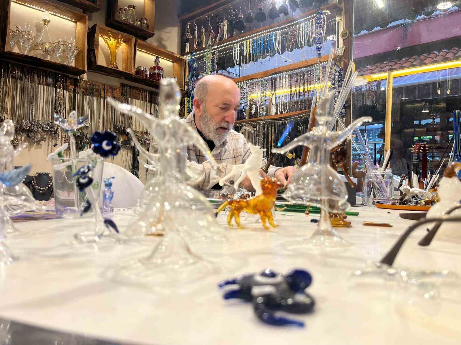 25 yıldır camlara üfleyerek şekil veriyor
