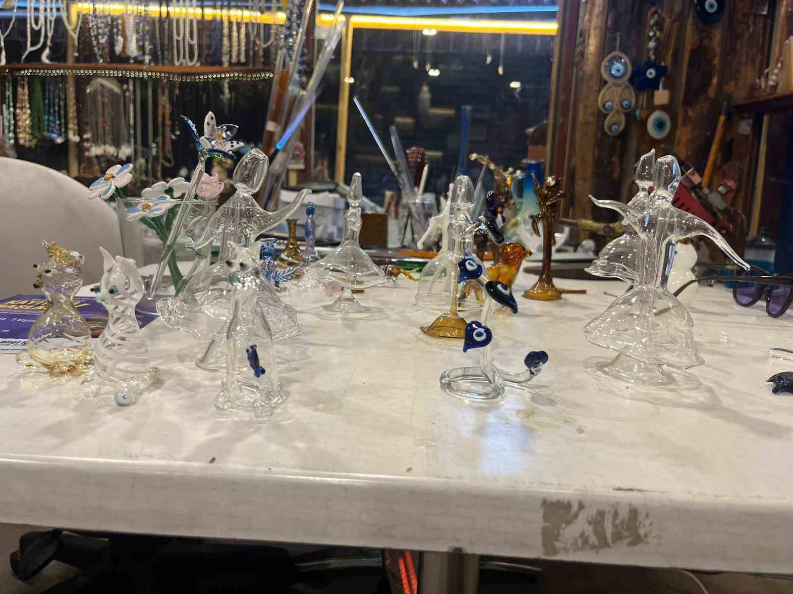 25 yıldır camlara üfleyerek şekil veriyor
