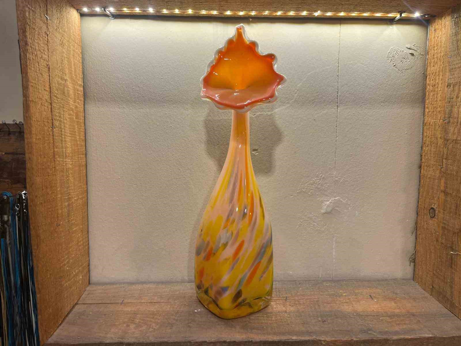 25 yıldır camlara üfleyerek şekil veriyor
