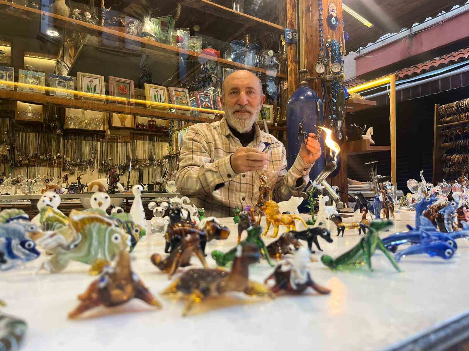 25 yıldır camlara üfleyerek şekil veriyor
