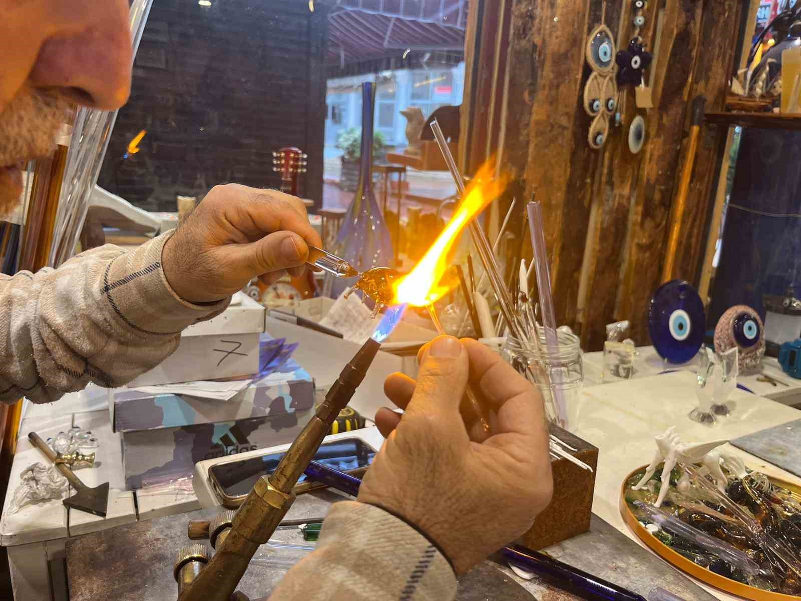 25 yıldır camlara üfleyerek şekil veriyor
