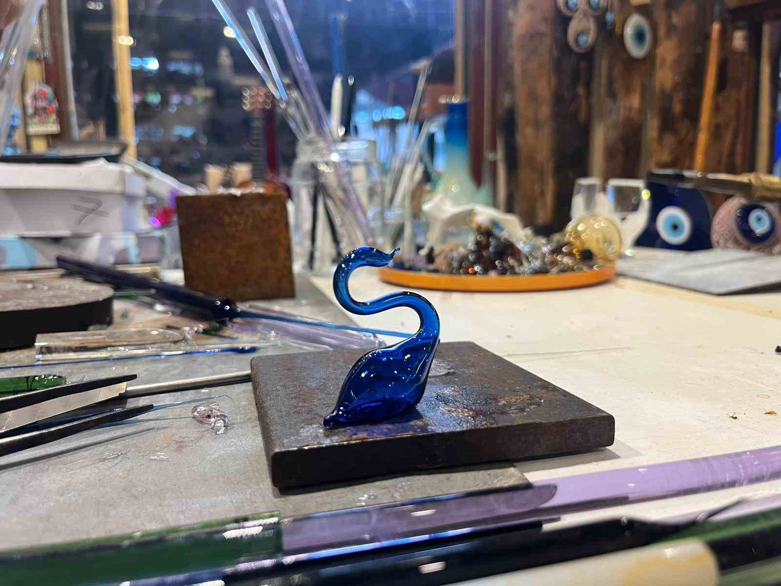 25 yıldır camlara üfleyerek şekil veriyor
