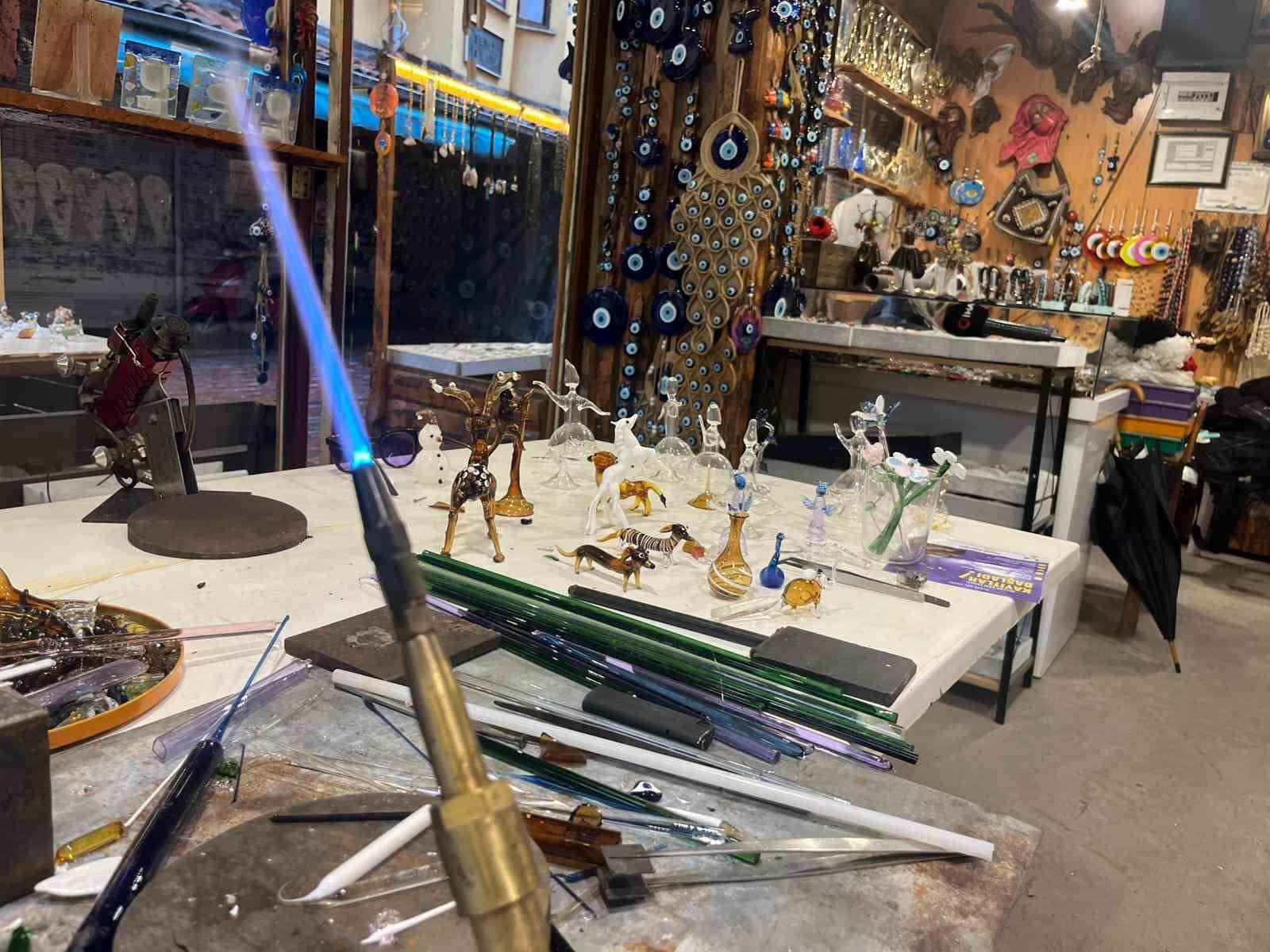 25 yıldır camlara üfleyerek şekil veriyor
