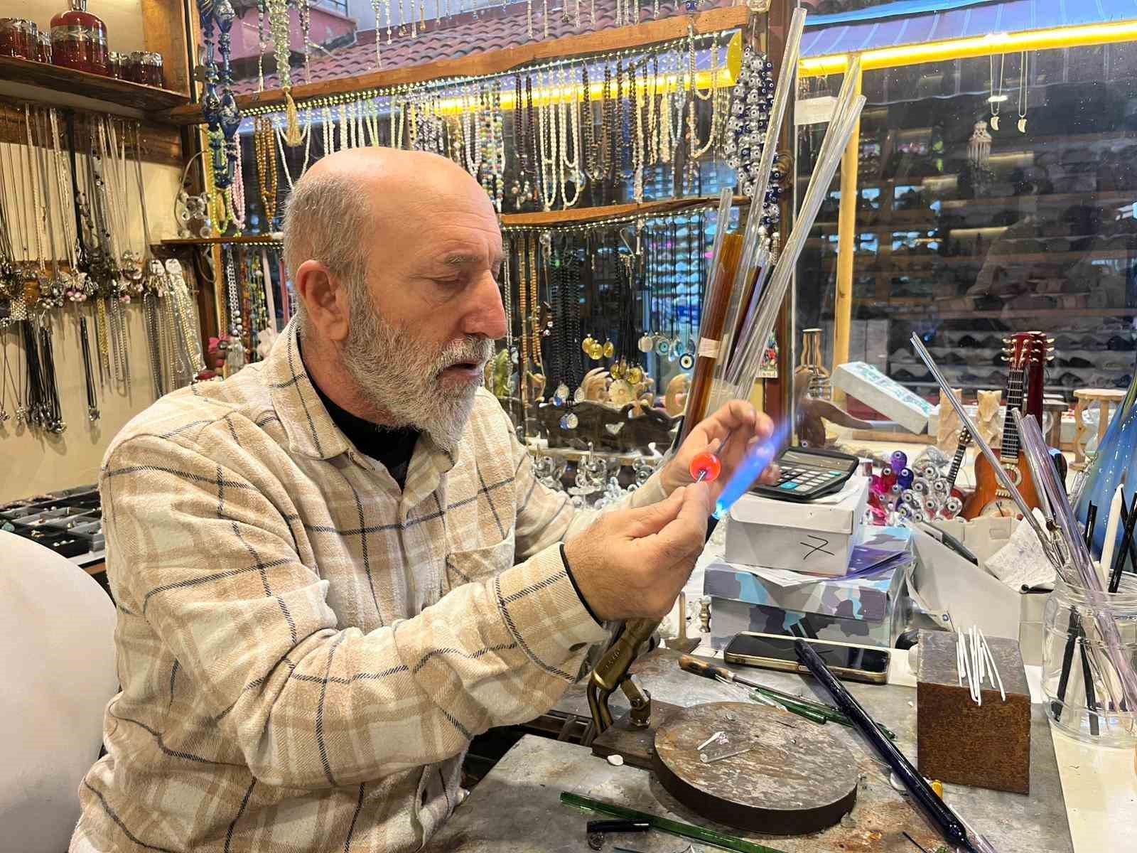 25 yıldır camlara üfleyerek şekil veriyor
