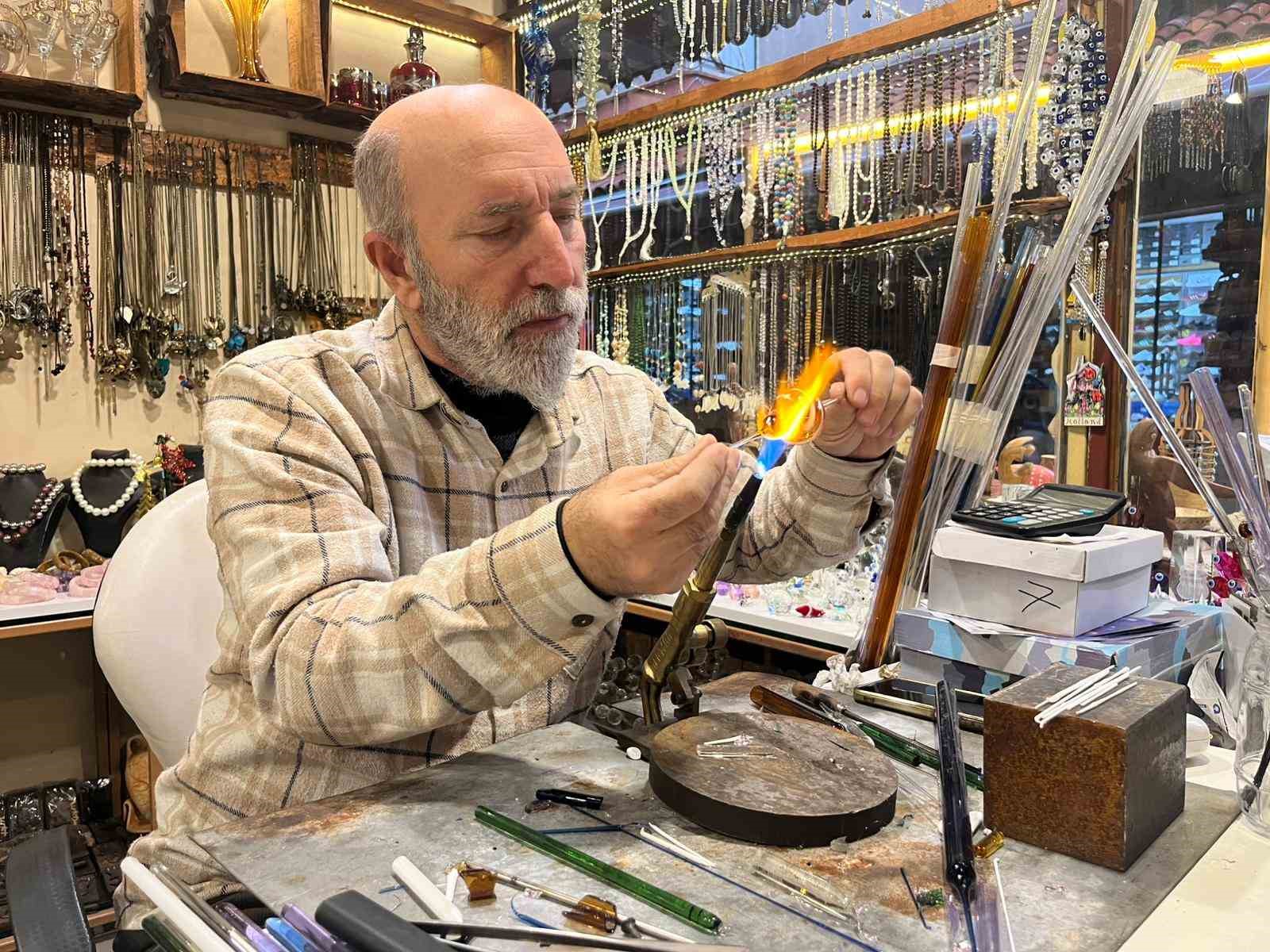 25 yıldır camlara üfleyerek şekil veriyor
