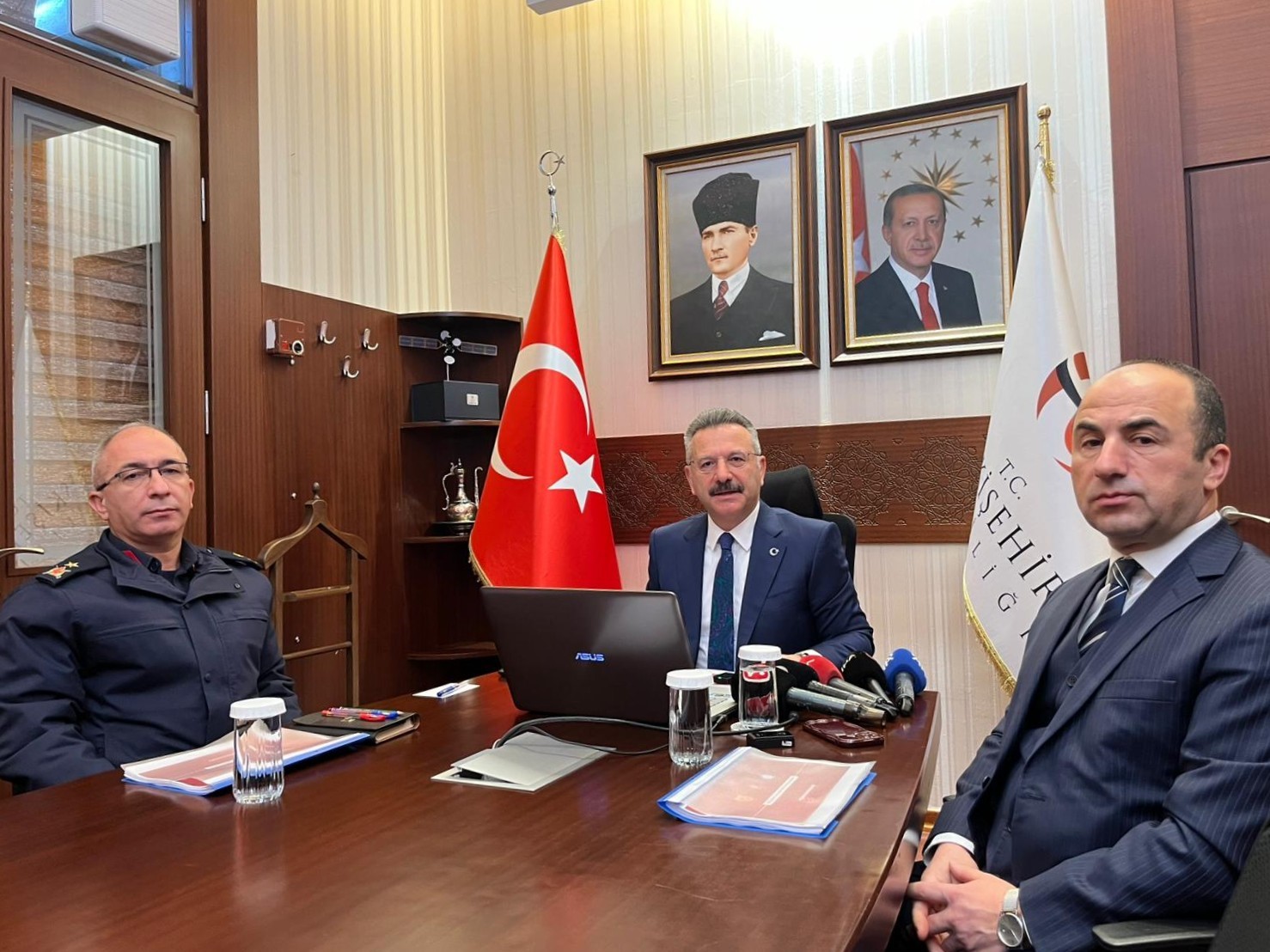 25 yıllık Vali Hüseyin Aksoy’dan veda konuşması
25 yıllık Vali Hüseyin Aksoy’dan veda konuşması