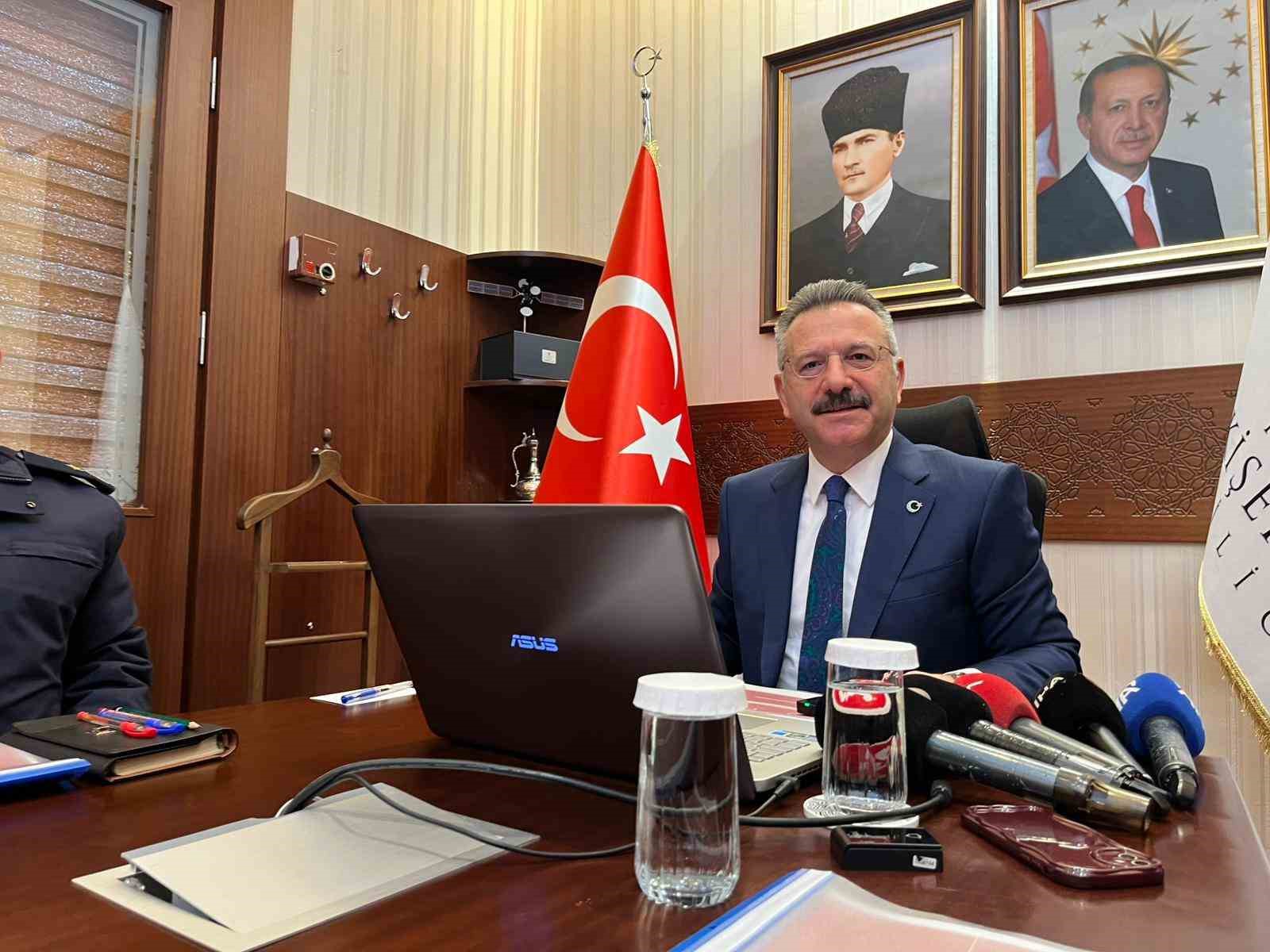 25 yıllık Vali Hüseyin Aksoy’dan veda konuşması
25 yıllık Vali Hüseyin Aksoy’dan veda konuşması