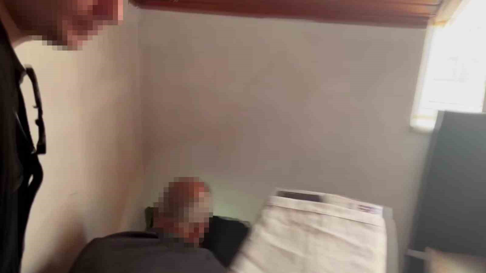 26 yıl hapis cezası bulunan kadın, duvarı delip oluşturduğu gizli bölmede yakalandı
