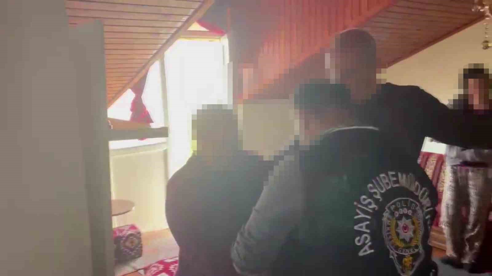 26 yıl hapis cezası bulunan kadın, duvarı delip oluşturduğu gizli bölmede yakalandı
