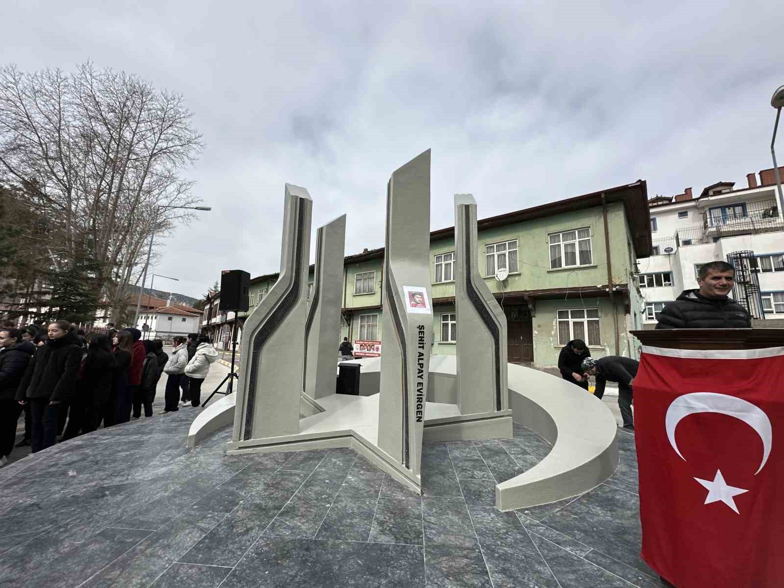 26 yıl önce düzenlenen terör saldırısında şehit olanlar anıldı
