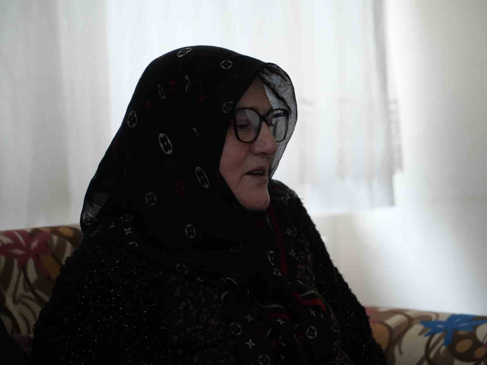 28 Şubat’ta başörtüsü sebebiyle mesleğini bırakmak zorunda kalan emekli öğretmen o karanlık günleri anlattı
