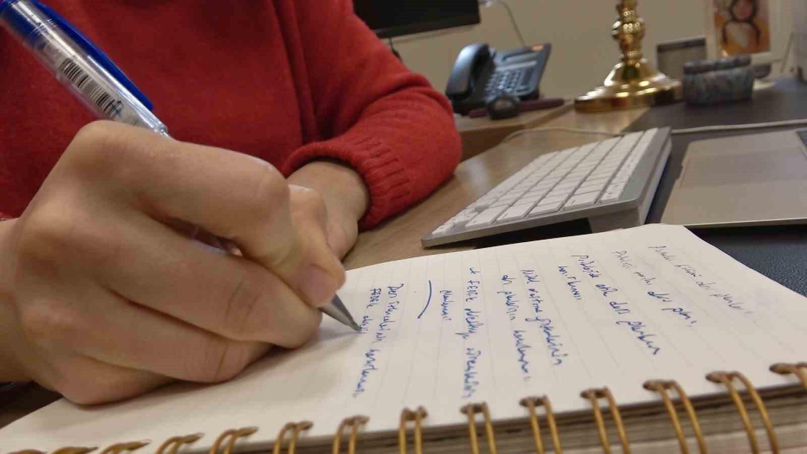 28 Şubatta başörtüsü yasağı nedeni ile Kıbrıs’a gidip üniversite okudu, bugün üniversitede ders veriyor
