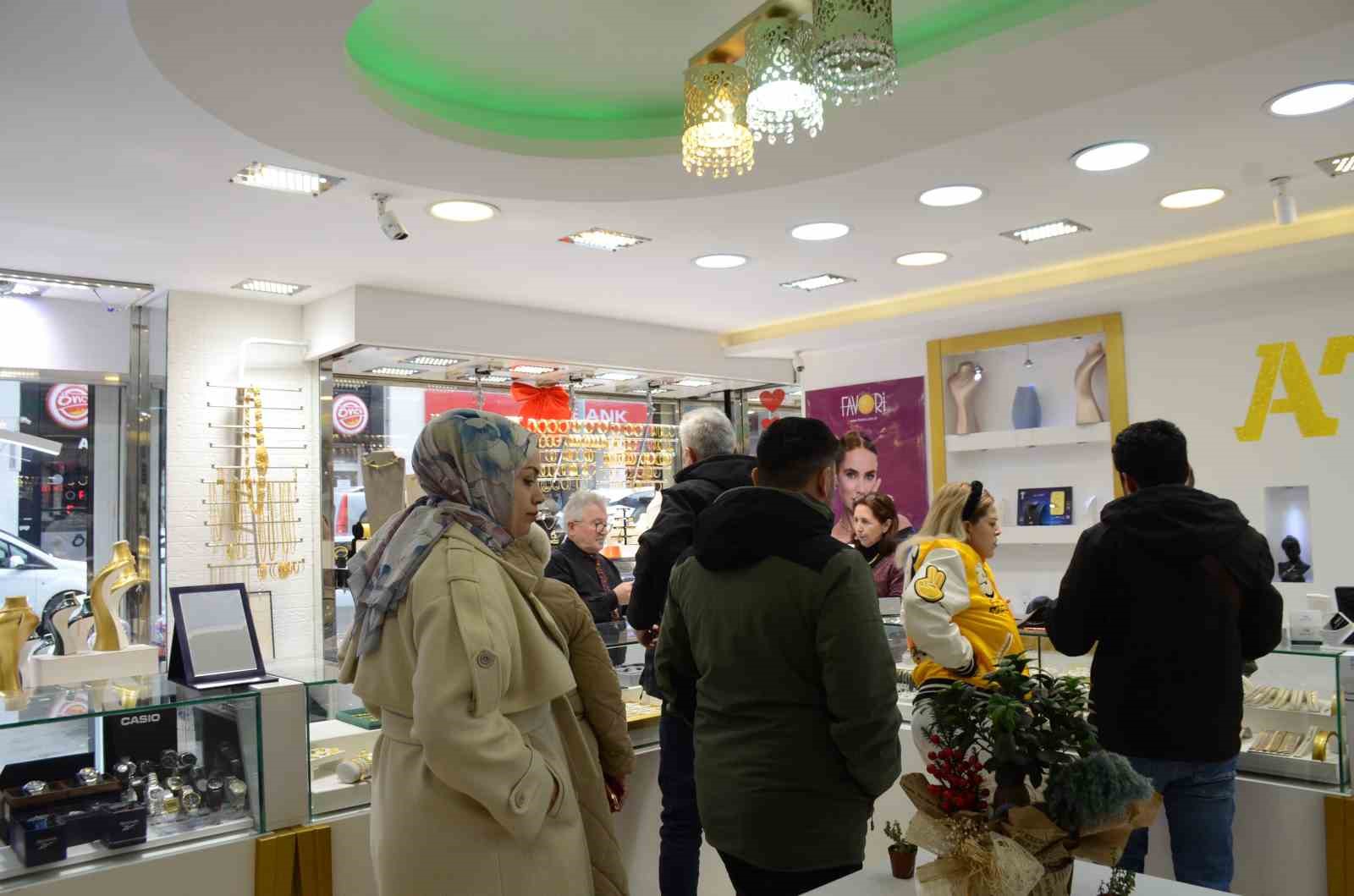 28 yıldır kuyumculuk yapıyor, ilk defa yok satıyor
