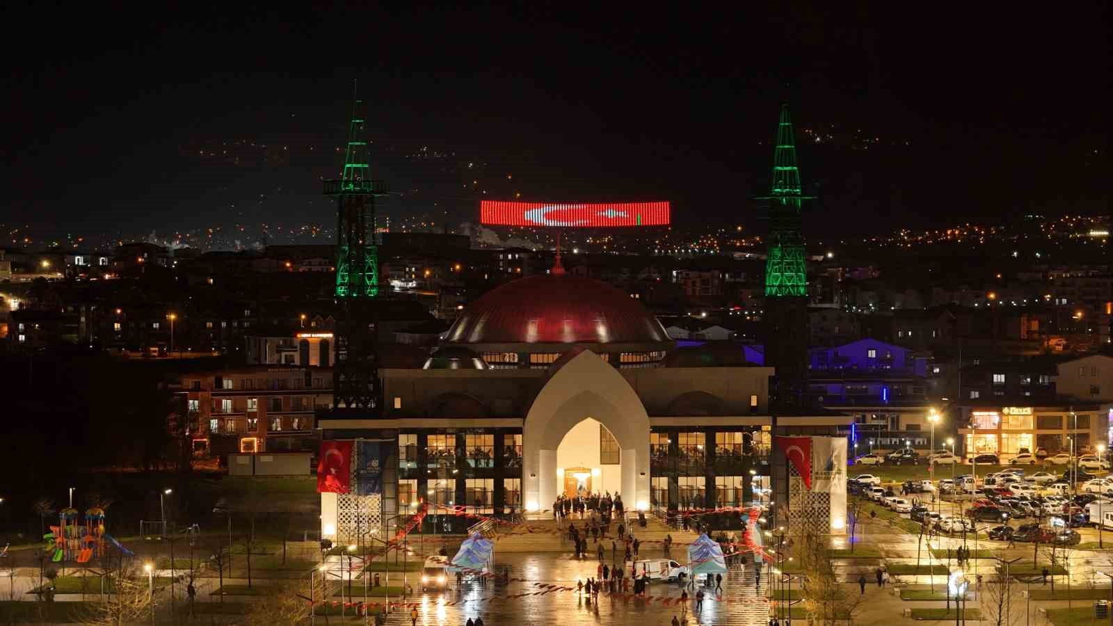 3 bin kişilik cami ilk teravihle hizmete girdi
3 bin kişilik cami ilk teravihle hizmete girdi