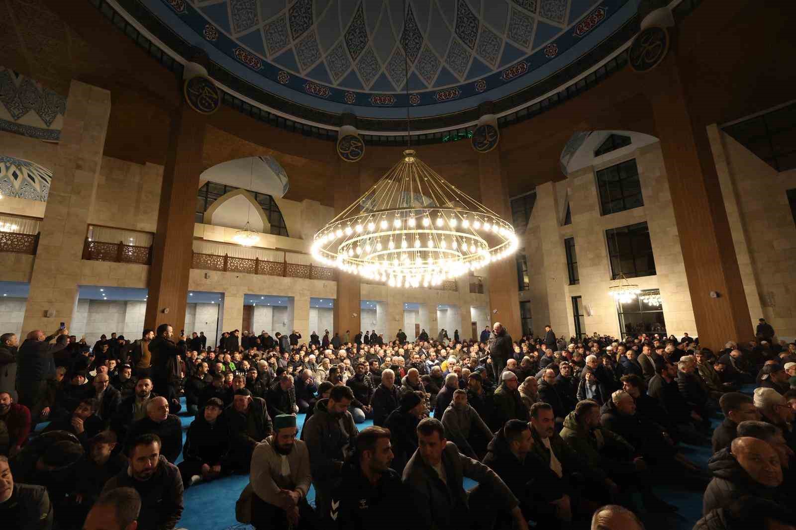 3 bin kişilik cami ilk teravihle hizmete girdi
3 bin kişilik cami ilk teravihle hizmete girdi