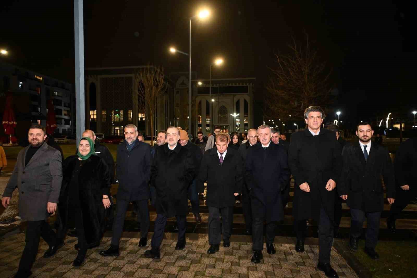 3 bin kişilik cami ilk teravihle hizmete girdi
3 bin kişilik cami ilk teravihle hizmete girdi