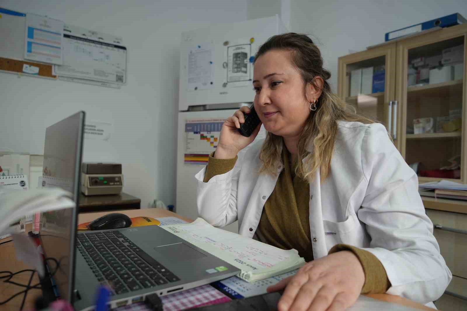 3 bin kişiyi arayarak kanser taramasına ikna eden ebenin azmi
