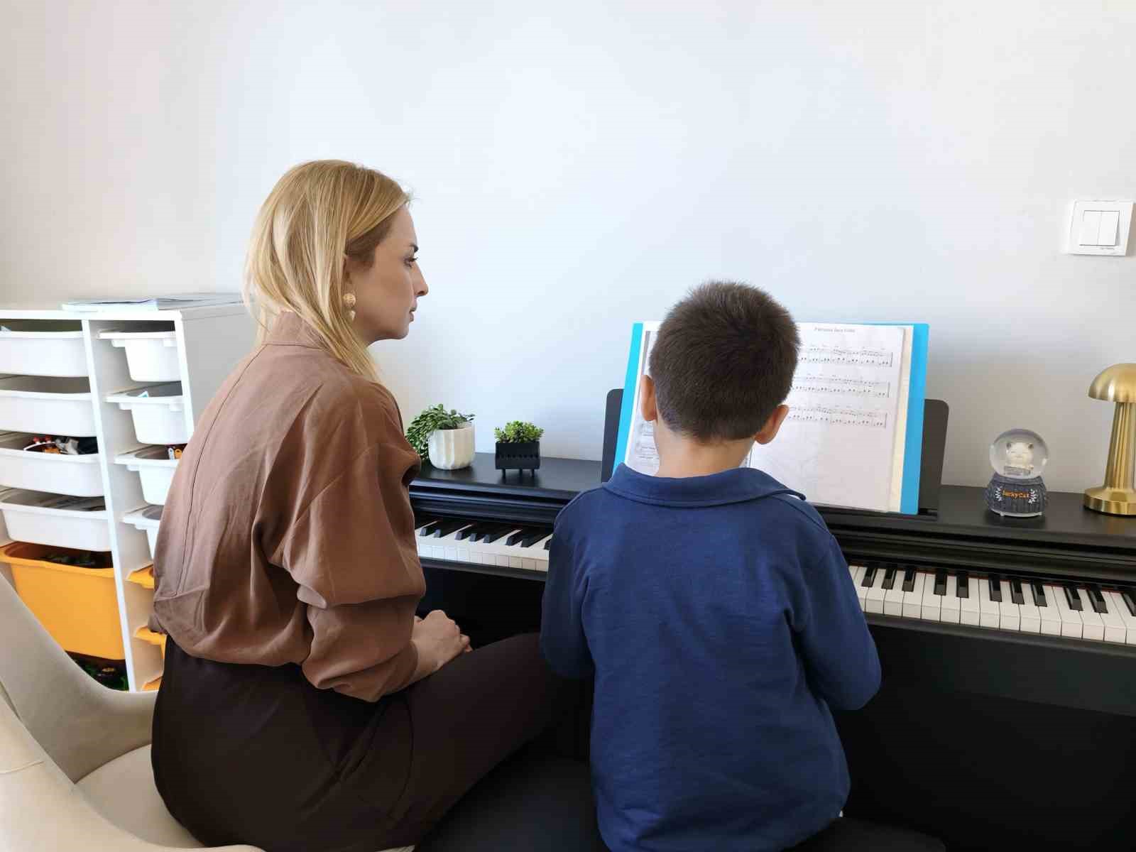 3 buçuk yaşında piyano çalmaya başladı, 8 yaşında satrançta 3 şampiyonluk yaşadı
