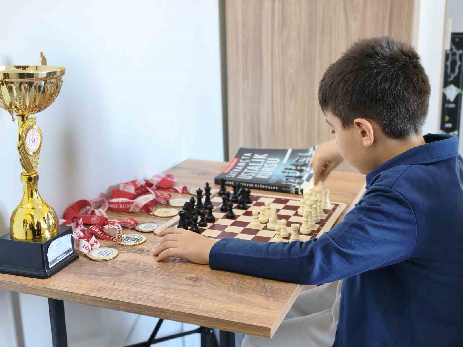 3 buçuk yaşında piyano çalmaya başladı, 8 yaşında satrançta 3 şampiyonluk yaşadı
