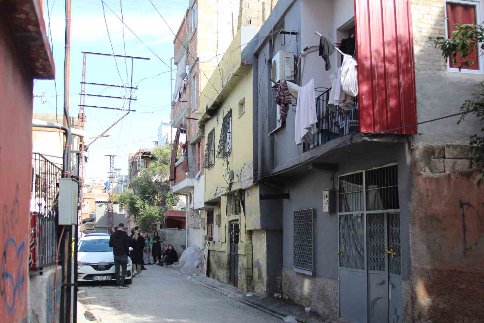 3 çocuk annesi eşini bıçaklayarak öldürdü, başında ağlayıp teslim oldu
