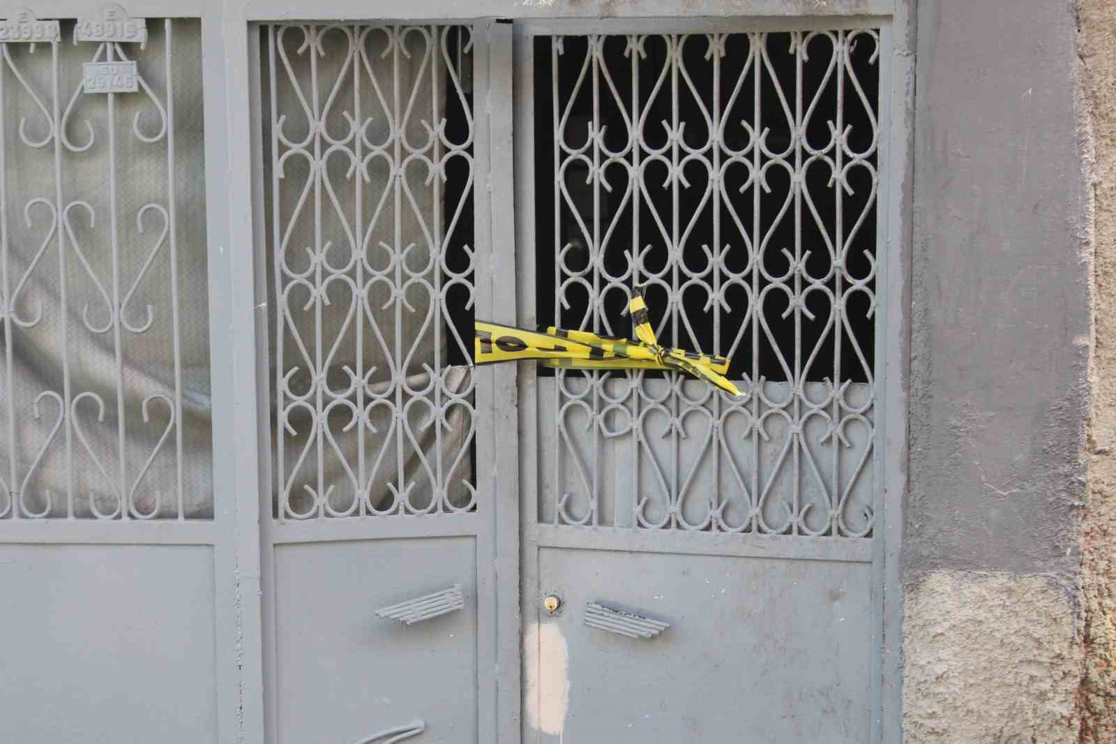 3 çocuk annesi eşini bıçaklayarak öldürdü, başında ağlayıp teslim oldu
