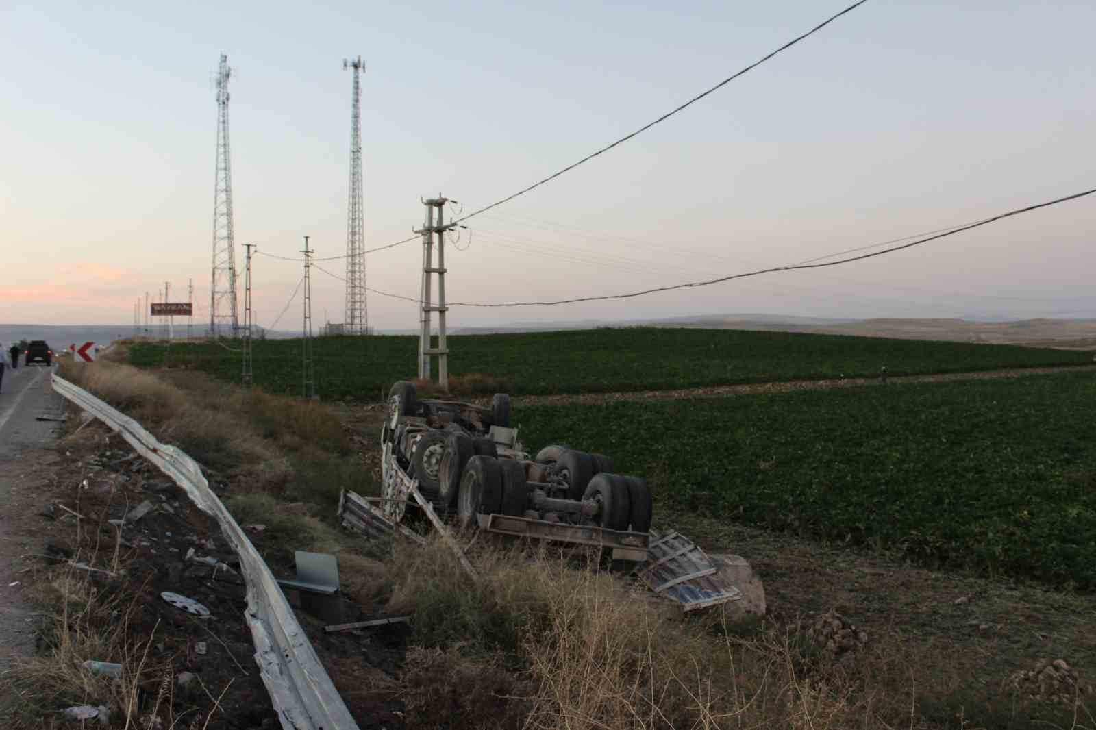 3 kişiyi hayattan koparan kazaya karışan kamyon sürücüsü hakim karşısına çıktı
3 kişiyi hayattan koparan kazaya karışan kamyon sürücüsü hakim karşısına çıktı