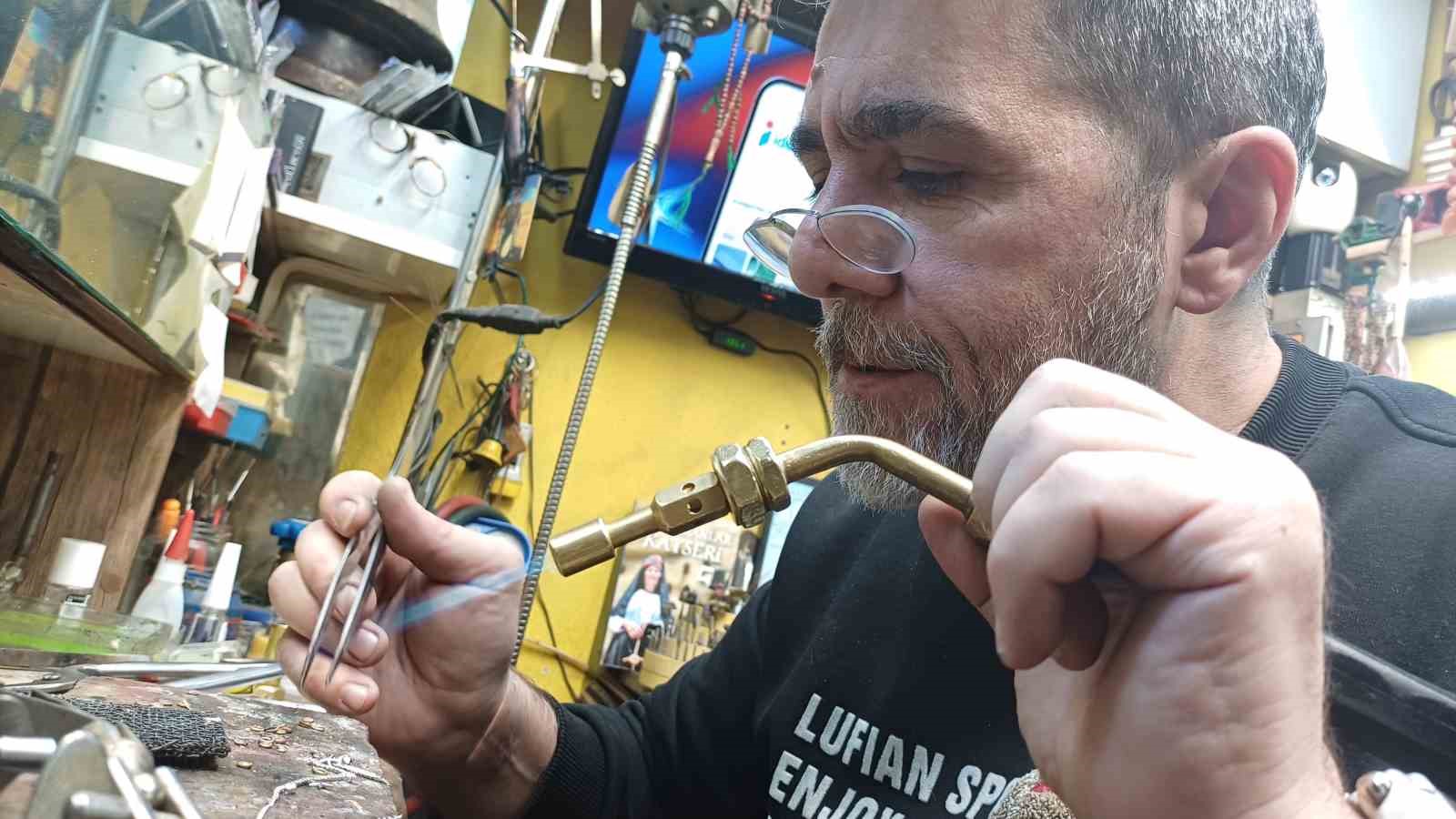 3 metrekarelik dükkanda 40 yıldır kuyum ustalığı yapıyor
