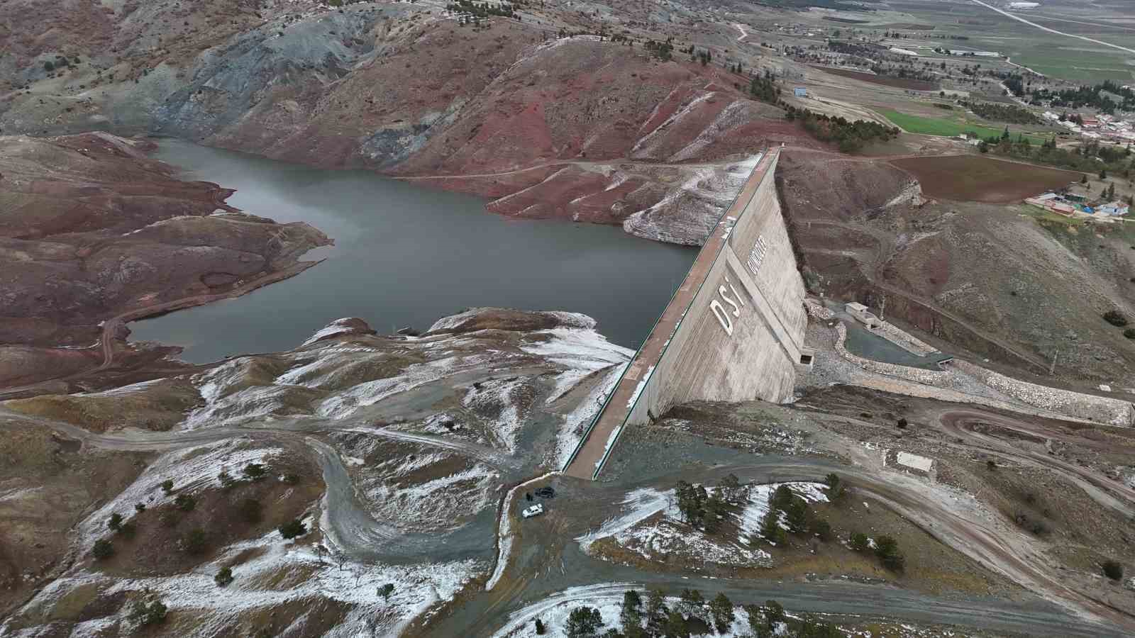 3 yıl önce açılan barajdaki su bitme noktasına geldi
