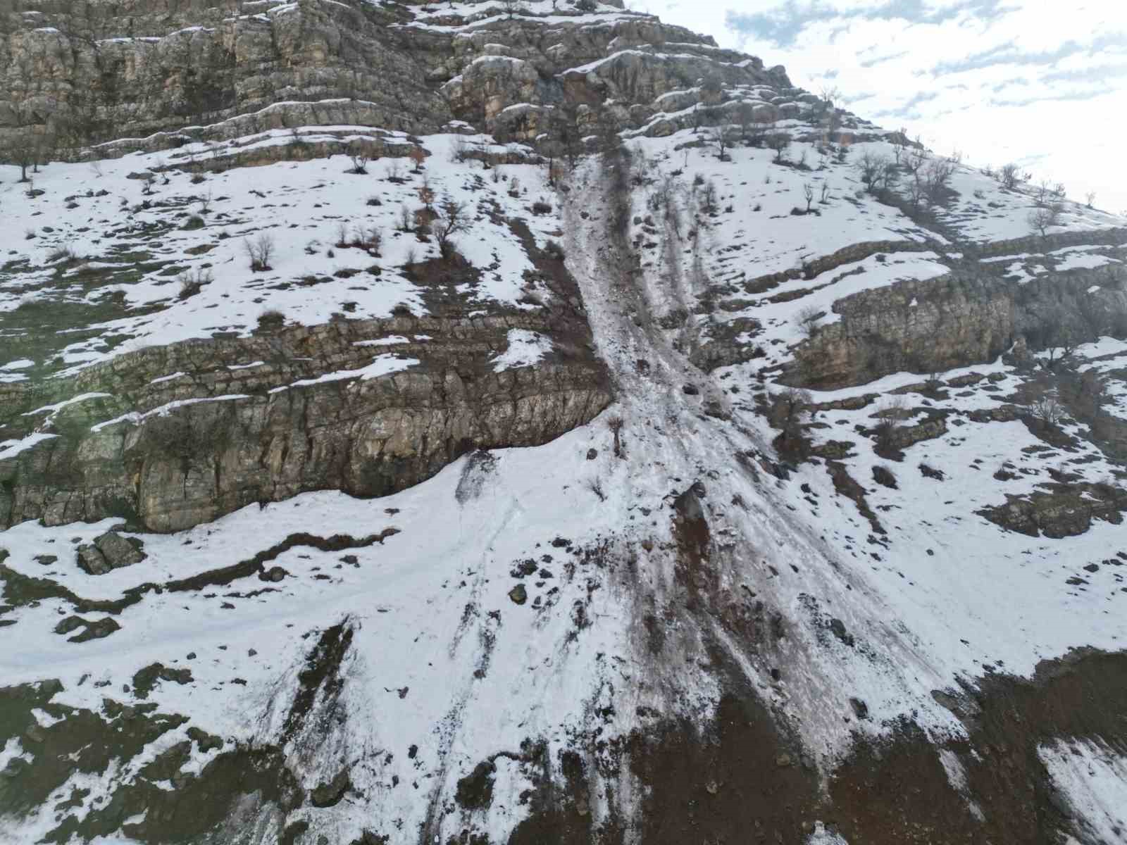 30 keçinin telef olduğu kayaların düştüğü bölge gündüz görüntülendi
